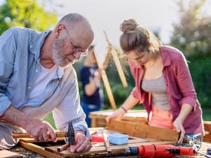 Bouw een kunstwerk met pallethout en takken