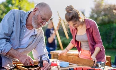 Bouw een kunstwerk met pallethout en takken